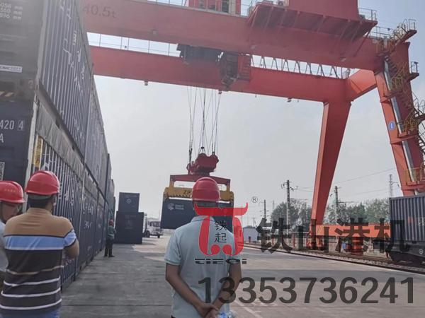 山東青島軌道式集裝箱龍門吊廠家軌道式集裝箱門式起重機(jī)兼容性好